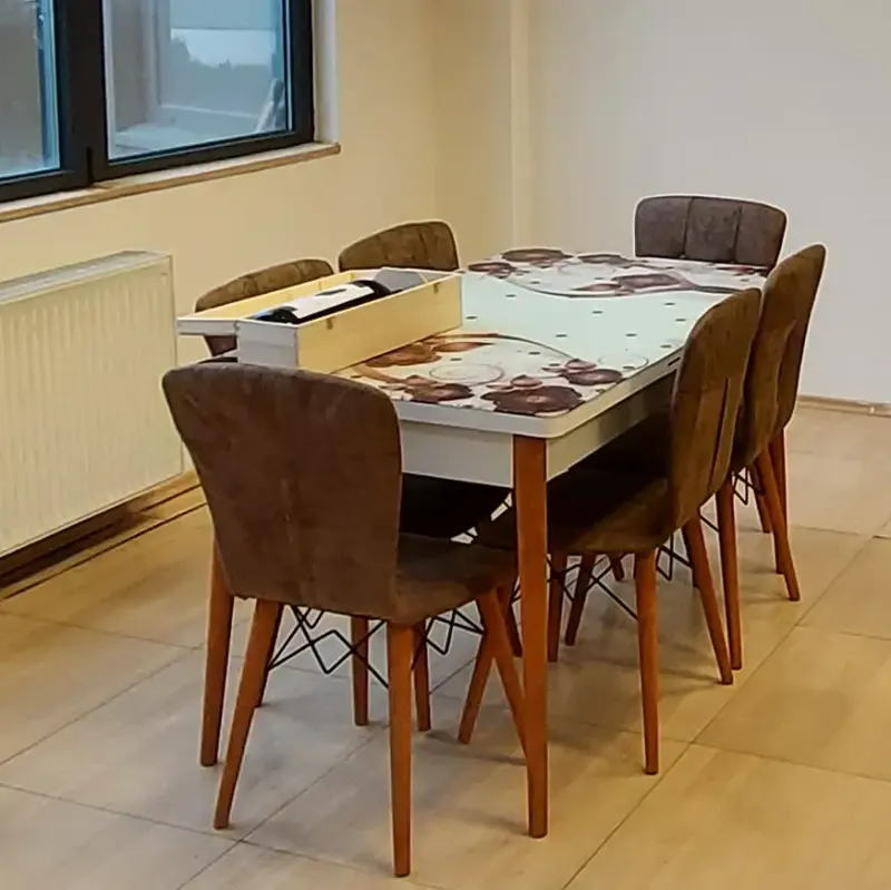 Set masa extensibila picioare lemn, blat sticla securizata +6 scaune tapitate Fusion maro 80x 170 cm