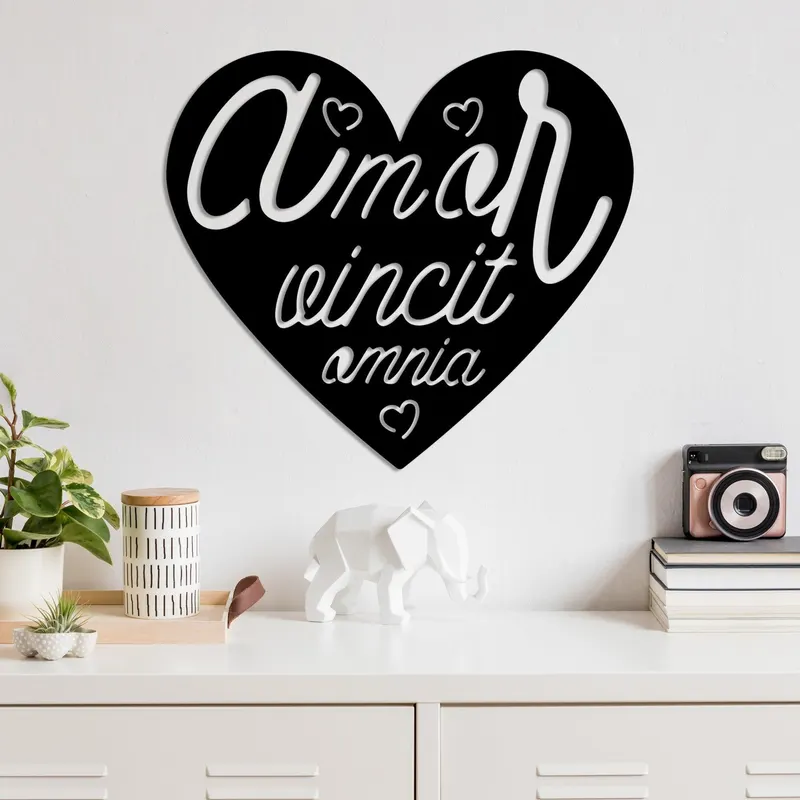 Decoratiune de perete Metal Omnia Vincit Amor 3, Negru, 56x50 cm - Negru