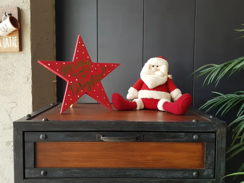 Decorațiune de perete din lemn Merry And Bright, Roșu - Verde, 35x35x2 cm - Natural - Roșu - Verde