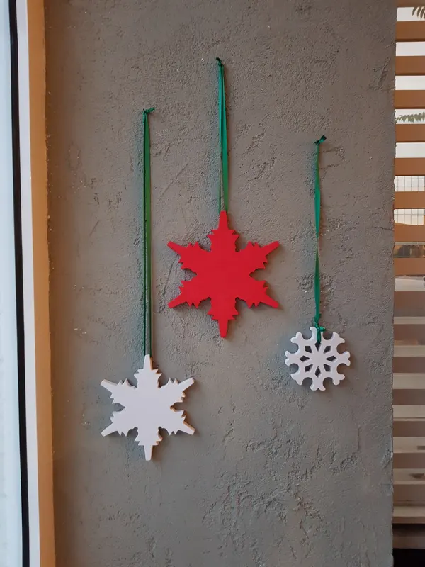 Decorațiune de perete din lemn Snow Set, Roșu - Alb, 12x2x12 cm - Natural - Roșu - Alb